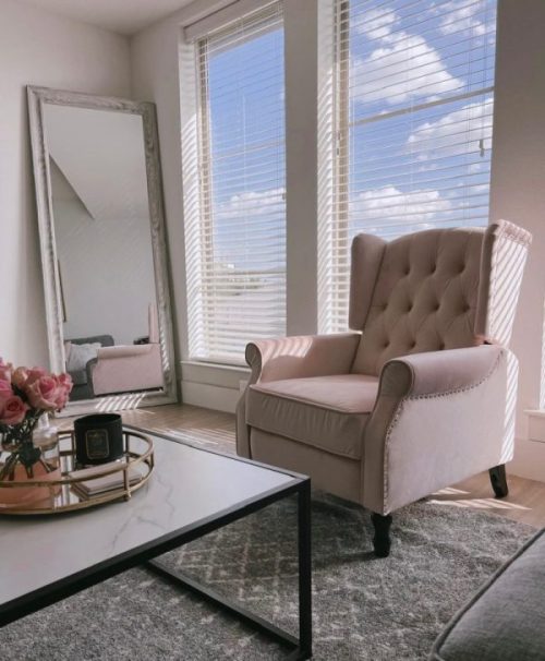 living room design with a pink chair and pink roses